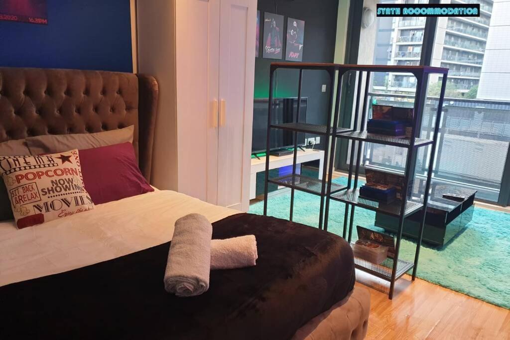 80S Retro 1Bed Studio Serviced Apartment Canary Wharf Perfect For Solo & Couple Travellers 伦敦 外观 照片