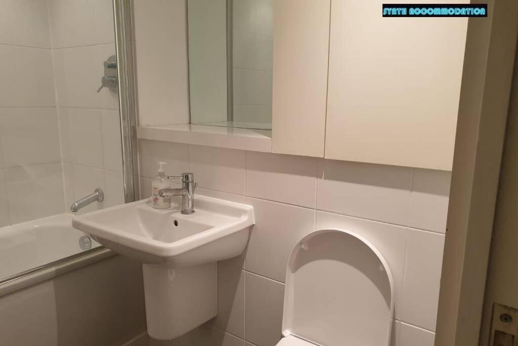 80S Retro 1Bed Studio Serviced Apartment Canary Wharf Perfect For Solo & Couple Travellers 伦敦 外观 照片