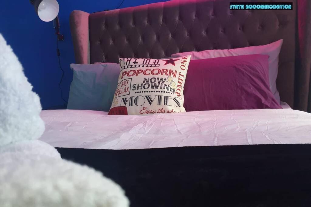 80S Retro 1Bed Studio Serviced Apartment Canary Wharf Perfect For Solo & Couple Travellers 伦敦 外观 照片